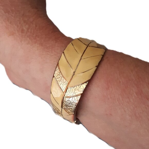 Vintage Chunky Gold Leaf Enamel Statement Bracelet - Picture 4 of 6